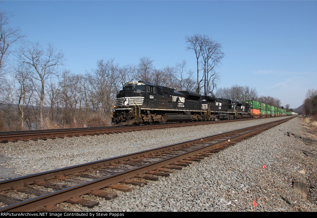 NS 1124 leads train 25G west